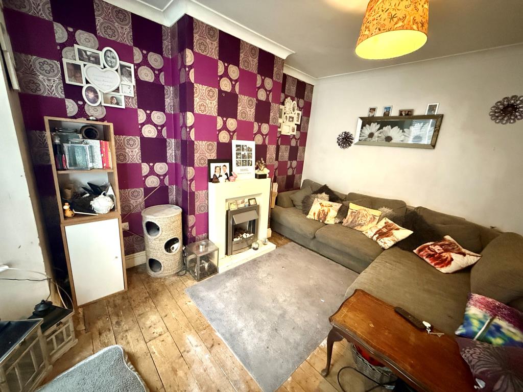 Lot: 177 - THREE-BEDROOM HOUSE FOR INVESTMENT - Living room